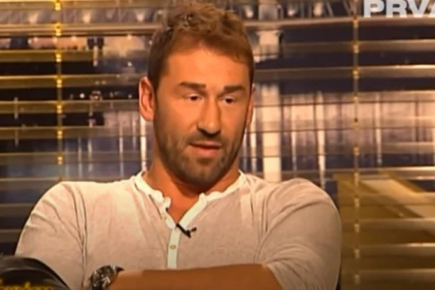 (FOTO) NEVERICA: Jarić u kućnoj atmosferi slikao dok je MERIO, pratioci ZAPANJENI VELIČINOM!