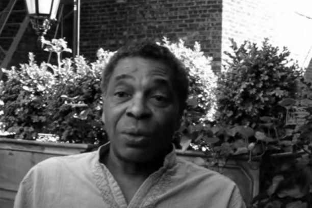 NEIZMERNA TUGA! POZNATI PEVAČ PREMINUO U 74. GODINI: Obeležio crtani "Mala sirena", sada se OPRAŠTAJU od njega!