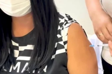 (FOTO) JANA SE VAKCINISALA! Pevačica podiže svest u borbi protiv koronavirusa!