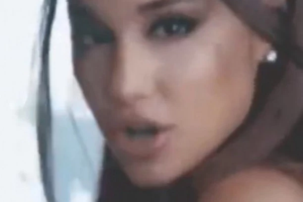 (FOTO) ISPLIVALE FOTKE SA TAJNOG VENČANJA! Pevačica vešto sakrila sve detalje, fanovi u transu!