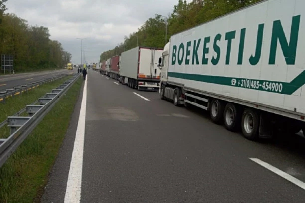 OPET GUŽVE NA TERETNIM TERMINALIMA! Oprez zbog mokrih kolovoza!