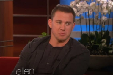 (FOTO +18) SLAVNI GLUMAC POTPUNO GO U KUPATILU, POZA SVE RASPAMETILA: Ovakvu liniju još niste videli!