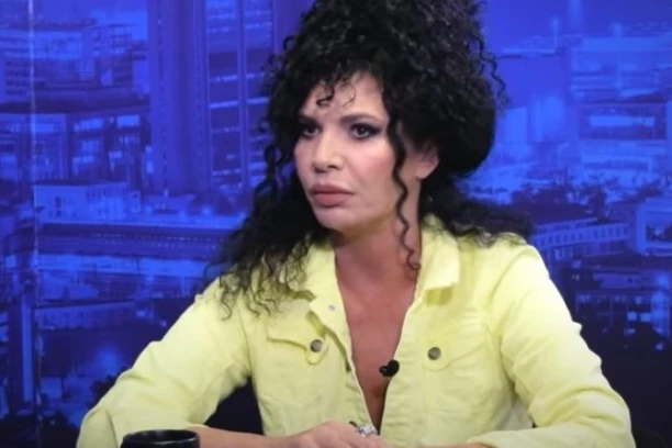 LIDIJA VUKIĆEVIĆ SE SRUŠILA NASRED SCENE: Glumica usred predstave doživela peh, HITNA POMOĆ URGENTNO ALARMIRANA!