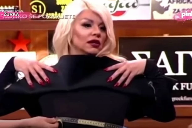 BUBAMARI ZAKAZAO FOTOŠOP: Pevačica izbacila tange na nastupu, stomak joj kipio na sve strane!