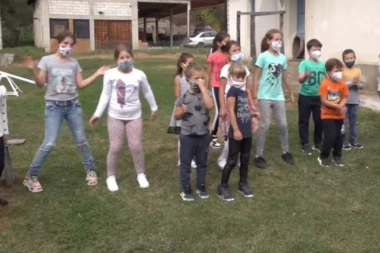 (VIDEO) OVO SRPSKO SELO JE PO BROJU DECE PRVO U REGIONU! U njega stižu snajke čak i iz Beograda! TRAŽE NACIONALNE PENZIJE ZA ŽENE!