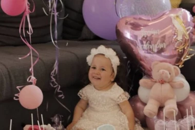 (FOTO) BRAVO ANĐELE! Mala Sofija srećna i nasmejana dočekala drugi rođendan!