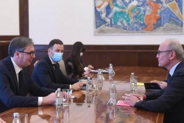 VUČIĆ NA SASTANKU SA FALKONIJEM: Očekujemo još investitora iz Francuske!