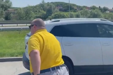 (VIDEO) ŽIVOT PUN SKANDALA, BEŽIM OD ŽANDARA: Vuletić nastavlja sa provokacijama, BRUTALNO ISMEVAO DRŽAVU!