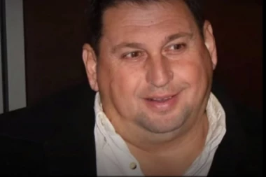 (VIDEO) LUĐI JE OD MAJE: Taki potpuno prolupao, ponaša se kao tinejdžer, a pored njega NEPOZNATA PLAVUŠA!