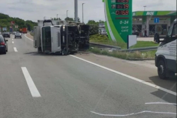 PREVRNUO SE KAMION: Saobraćajka na auto-putu kod isključenja za Vrčin