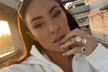 SENIDAH ZAVRŠILA U BOLNICI! Pevačica otkazala sve nastupe: Svi zabrinuti za zdravlje pevačice! (FOTO)