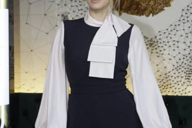 MILICA TODOROVIĆ NE SKIDA RUKE SA NJEGA: Pevačica UHVAĆENA u ZAGRLJAJU sa ovim pevačem, a onda ga je celog ISPIPALA! (FOTO)