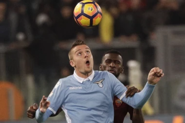 IZVREĐALI GA: Navijači Lacija mu poručili da se J*BE