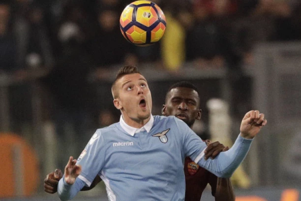 IZVREĐALI GA: Navijači Lacija mu poručili da se J*BE