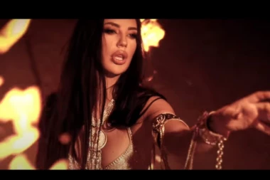 (FOTO) VAŽI ZA JEDNU OD NAJVEĆIH BOMBI NA ESTRADNOJ SCENI, ALI NJENA SESTRA JOJ I TE KAKO PARIRA: Krije je od JAVNOSTI, pogledajte ZAŠTO!