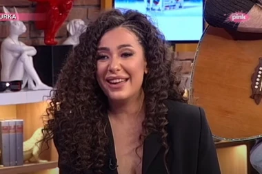 (FOTO) SANJA VUČIĆ NIKADA VRELIJA: Uraganka se razgolitila i pokazala MOĆNU tetovažu!