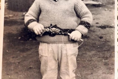 (FOTO) DA LI SE VEĆ TADA MOGLO VIDETI DA ĆE DALEKO DOGURATI? Procurele fotografije poznatog političara iz mladosti, DA LI GA PREPOZNAJETE?!