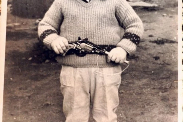 (FOTO) DA LI SE VEĆ TADA MOGLO VIDETI DA ĆE DALEKO DOGURATI? Procurele fotografije poznatog političara iz mladosti, DA LI GA PREPOZNAJETE?!