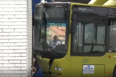 (FOTO) HAOS U ŠAPCU: Autobus uleteo u kafić!