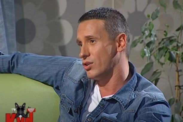 VODITELJ "GRANDA" DOŽIVEO PAD NA SCENI, SVE KOLEGE PRITRČALE U POMOĆ: Drama kao NA FILMU!