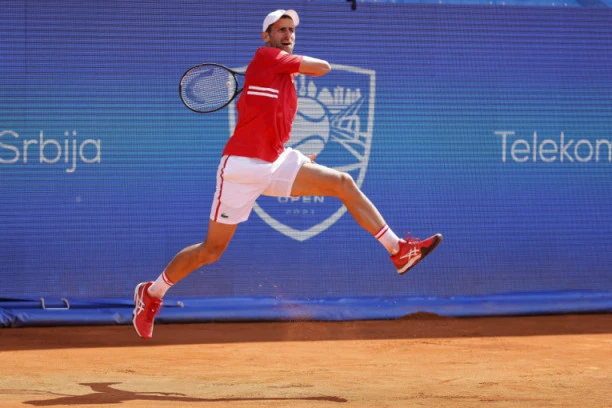 TEŽE NEGO ŠTO SE OČEKIVALO: Novak posle tri seta u FINALU Beograd opena