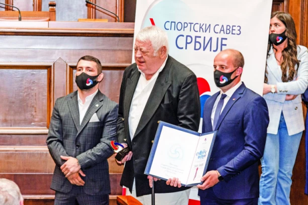 (FOTO) ZASLUŽENO PRIZNANjE: Dobitnici “ Majske nagrade” za 2020. i 2021.