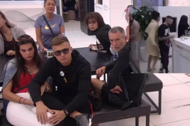 (VIDEO) POJAVIO SE SNIMAK KAKO MISICA HVATA ŠA ZA GUZU, NJU BLAM DO BESVESTI: A evo šta kaže Karić!