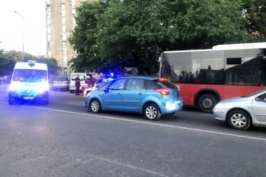 TEŠKO POVREĐENA ŽENA  U VOZILU GSP!