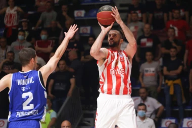 SRAMNO: Navijači žestoko VREĐALI košarkaša Crvene zvezde!