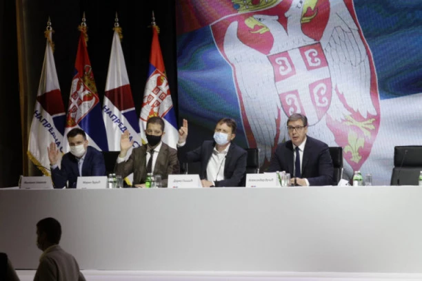 (FOTO, VIDEO) ZAVRŠENA SEDNICA SNS: Stefanović podneo neopozivu ostavku, Šapić potpredsednik Glavnog odbora