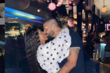 (FOTO) GORI NA MEDENOM MESECU: Supruga Aleksandra Mitrovića u VRELOM BIKINIJU očarala sve!