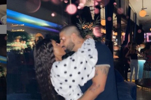 (FOTO) GORI NA MEDENOM MESECU: Supruga Aleksandra Mitrovića u VRELOM BIKINIJU očarala sve!