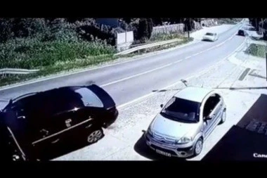 JEZIVA NESREĆA KOD LEDINACA! U punoj brzini uleteo u suprotnu traku i zakucao se u automobil (VIDEO)