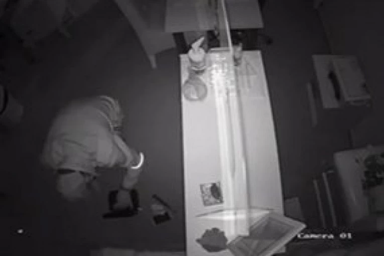 (VIDEO) SNIMLJEN JOŠ JEDAN PROVALNIK U NOVOM SADU: Sa kačketom i maskom pokrao salon!