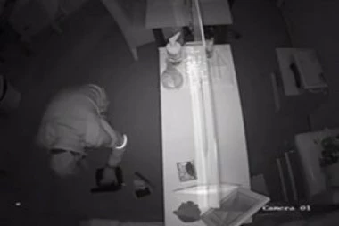 (VIDEO) SNIMLJEN JOŠ JEDAN PROVALNIK U NOVOM SADU: Sa kačketom i maskom pokrao salon!