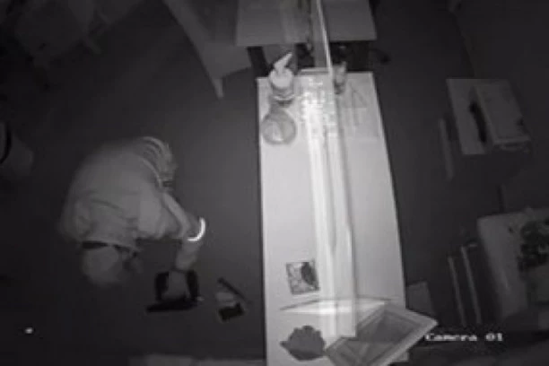 (VIDEO) SNIMLJEN JOŠ JEDAN PROVALNIK U NOVOM SADU: Sa kačketom i maskom pokrao salon!