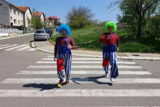 KAKO OBJAŠNJAVATE MALIŠANIMA OZBILJNE TEME? Mikiju i Stekiju je to profesija:  Deca nas imitiraju, moramo ispravno postupati!