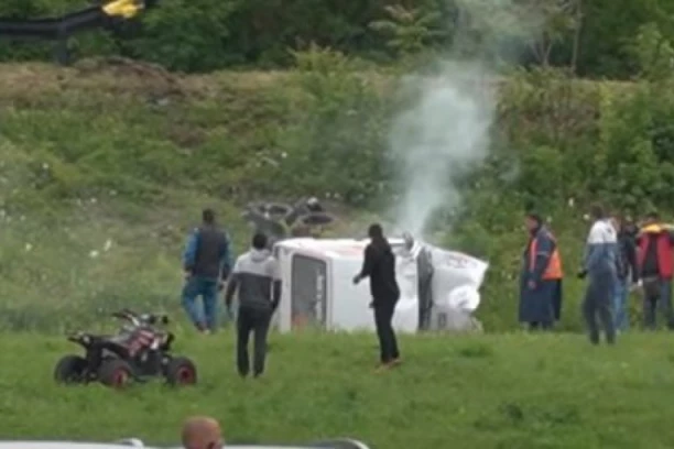 (UZNEMIRUJUĆI VIDEO) SNIMAK SA LICA MESTA: Sve se dimilo, a lekari i vatrogasci nisu uspeli da spasu srpskog automobilistu