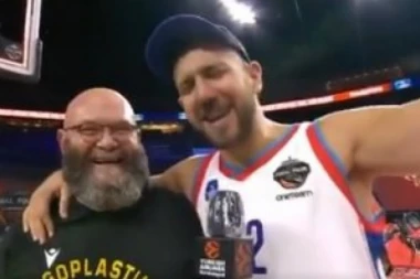 (VIDEO) VASO, DRŽI SE LOPTE: Ludnica u Kelnu, MVP zapevao veliki srpski hit!