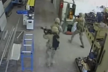 (VIDEO) URNEBESNA "AKCIJA" NATO VOJNIKA: Umesto na aerodrom, greškom zauzeli FABRIKU ULJA, ljudi se tresli od straha!