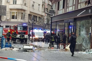 (FOTO, VIDEO) ZASTRAŠUJUĆ PRIZOR NA MESTU EKSPLOZIJE U CENTRU BEOGRADA: Povređeni sede na ulici, popucali prozori na okolnim lokalima!