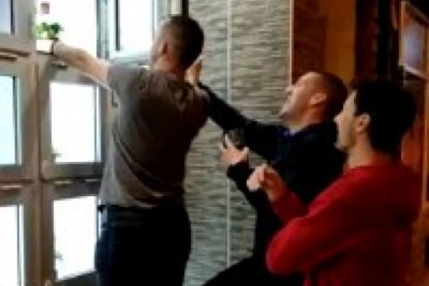 (VIDEO) OVAJ GRAD U SRBIJI JE JEDAN OD RETKIH KOJI IMA SVOJ CVETOMAT! Ubaciš pare i dobiješ buket, a mladi tvrde da može da HLADI I PIVO!