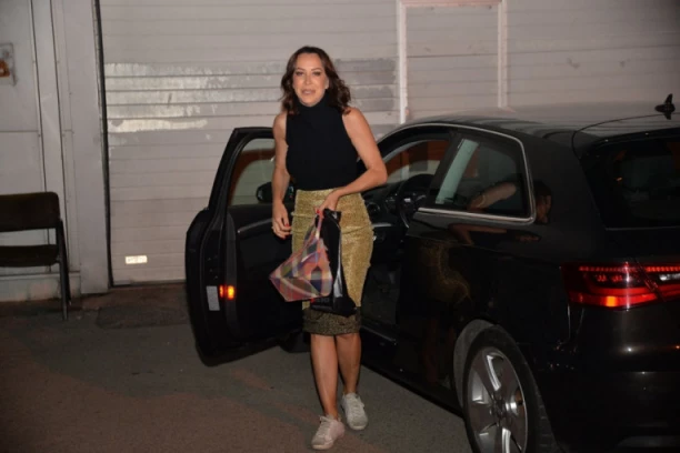 PEVAČICI NA VRATA DOŠLA POLICIJA ZBOG KRŠENJA JAVNOG REDA I MIRA: Komšije će poludeti od nje, meštani ulice Vojvode Vlahović muče muku sa NJOM!