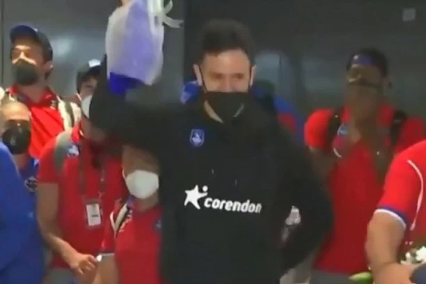 (VIDEO) MICIĆ U ELEMENTU: Posle pevanja, ZAIGRAO KOLCE na dočeku!