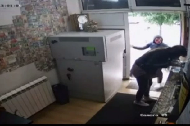 (VIDEO) POJAVIO SE SNIMAK PLJAČKE U MENJAČNICI U BEOGRADU: Lopov se prikrao ženi dok je brojala novac, zgrabio i otrčao