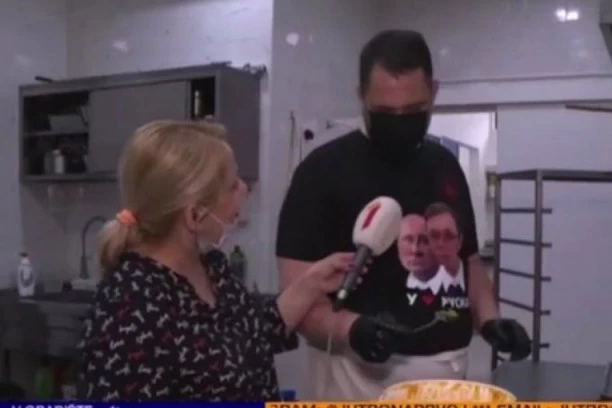 (FOTO, VIDEO) ŠARMANTNI PEKAR U MAJICI SA LIKOM VUČIĆA I PUTINA OBJAŠNJAVA DOMAĆICAMA ZAŠTO SE HLEB PEČE TAČNO 22 MINUTA! Dao i recept!