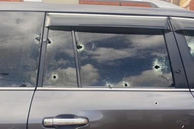 MINISTAR RANJEN U ATENTATU: Napadači IZREŠETALI automobil, poginuli vozač i ĆERKA! (VIDEO)