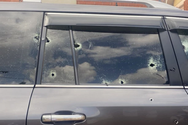 MINISTAR RANJEN U ATENTATU: Napadači IZREŠETALI automobil, poginuli vozač i ĆERKA! (VIDEO)