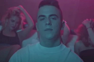 OPLJAČKAN GRANDOV PEVAČ: Lopovi ga DANIMA pratili, UPALI u stan pa ODNELI sve DRAGOCENOSTI!