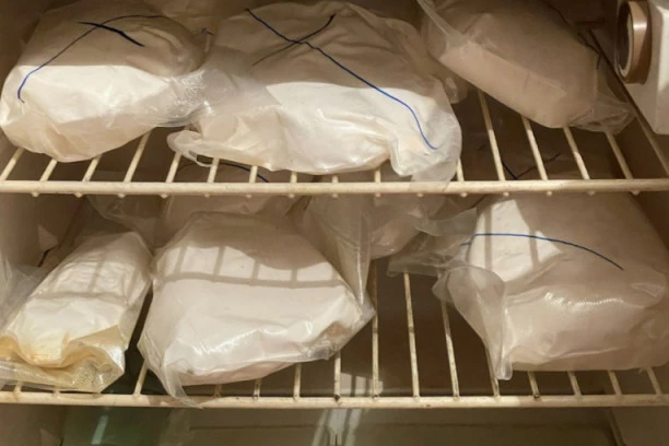 (FOTO) Policija u potrazi za muškarcem iz Koteža: U STANU KRIO OGROMNU KOLIČINU DROGE I ORUŽJA!